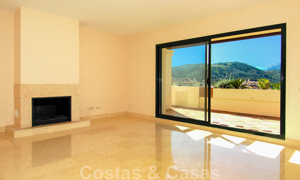 Capanes del Golf: Luxury ample apartments for sale surrounded by golf in Marbella - Benahavis 23850
